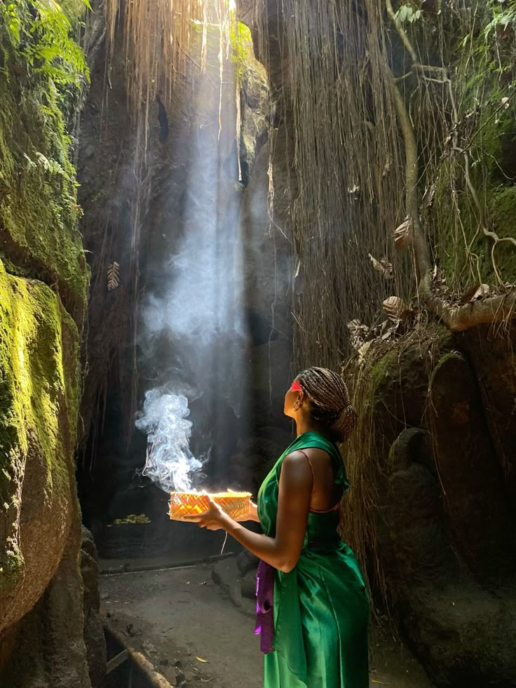 Mulher com oferenda de incenso em templo na natureza de Bali
